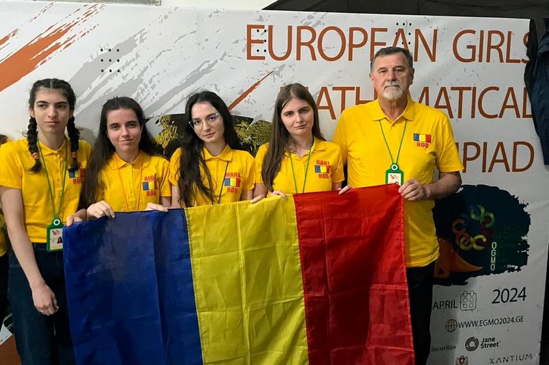Ana Cîrjea, Aida Mitroi, Mara-Ioana Zaharia și Mădălina Gabriela Pîrvulescu, alături de profesorul coordonator, Mihail Bălună, Foto: Ministerul Educatiei