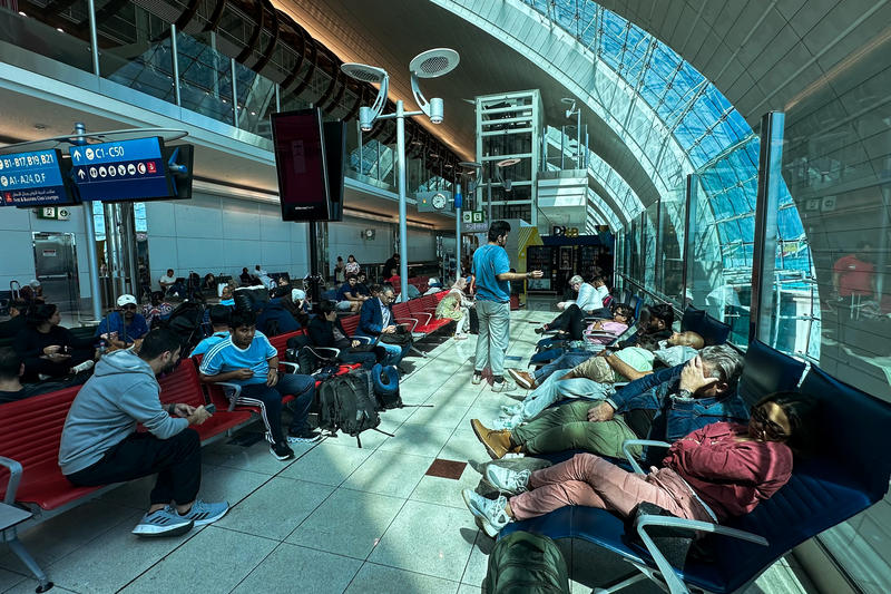 pasageri blocati pe aeroportul din Dubai din cauza inundarii pistelor, Foto: AFP / AFP / Profimedia