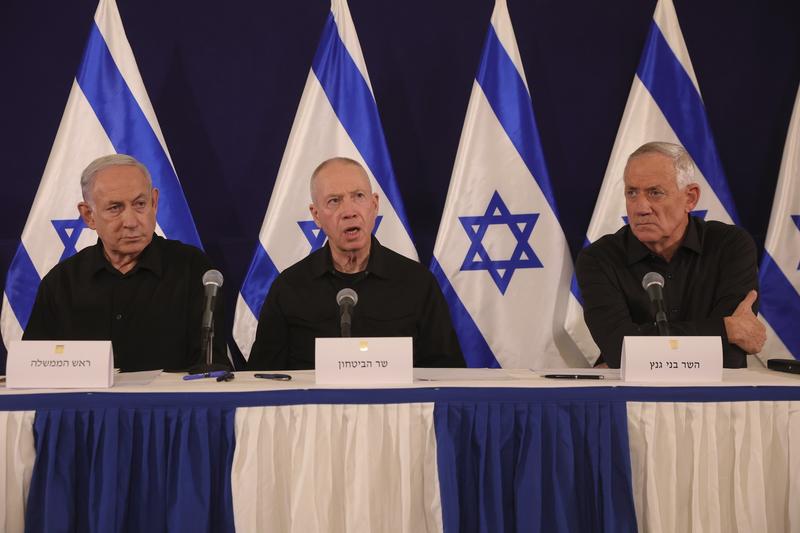 Premierul Benjamin Netanyahu, ministrul apărării Yoav Gallant şi fostul şef al armatei israeliene, Benny Gantz, Foto: Abir Sultan / AP / Profimedia