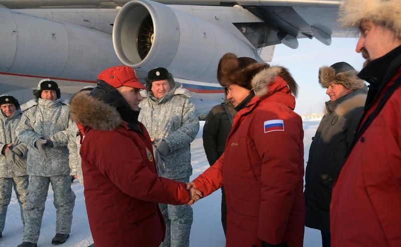 Vladimir Putin si Serghei Soigu intr-o vizita la o baza militara a Rusiei din zona sa Arctica, Foto: Alexei Druzhinin / Zuma Press / Profimedia