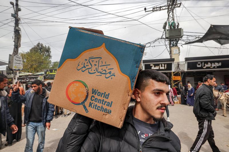 Palestinian din Gaza cu un pachet alimentar de la ONG-ul World Central Kitchen, Foto: Mohammed ABED / AFP / Profimedia