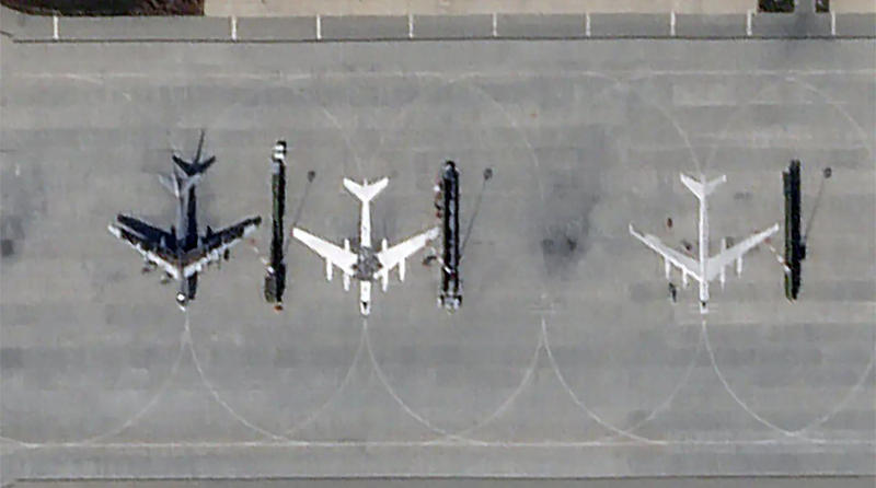 Siluete de bombardiere Tu-95 pictate pe aerodromul militar rusesc Engels, Foto: Not supplied / WillWest News / Profimedia