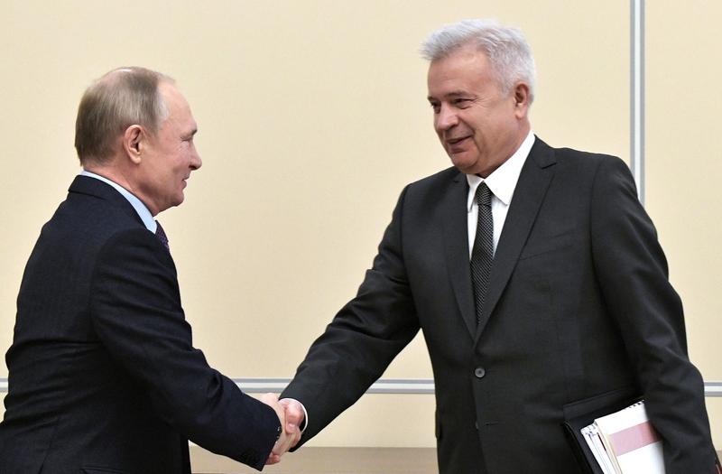 Fostul șef de la Lukoil, Vagit Alekperov, cu președintele rus Vladimir Putin, Foto: Alexei Nikolsky / AP / Profimedia