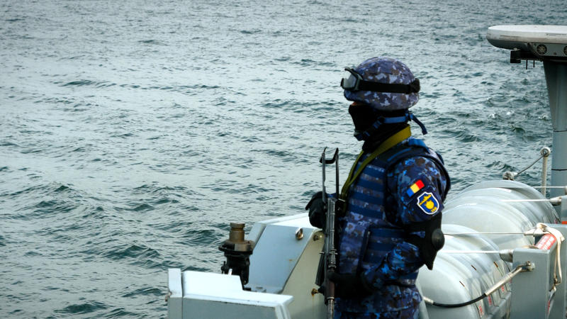 Militar pe vânătorul de mine M270 "Sublocotenent Ion Ghiculescu", Foto: Adi Iacob / HotNews