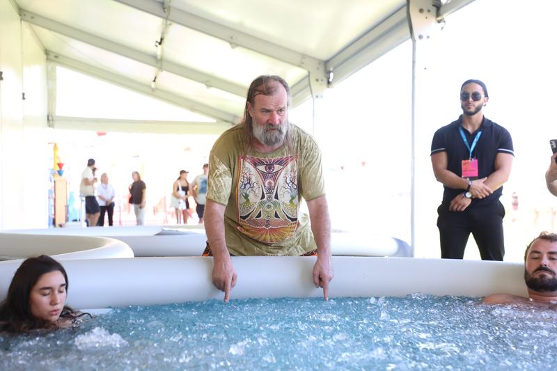 Olandezul Wim Hof (centru) a fost primul deținător al recordului de stat în gheață, Foto: Richard Milnes / Shutterstock Editorial / Profimedia