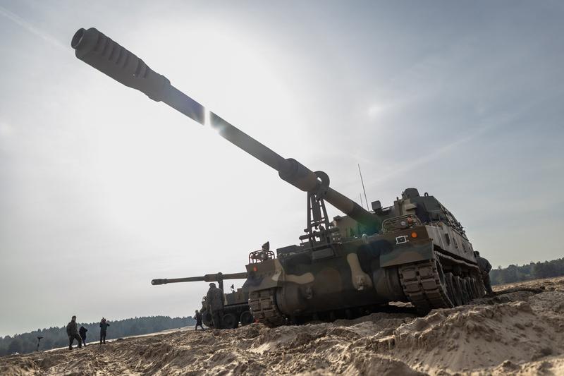 FOTO Primul obuzier autopropulsat K9 pentru Armata Română a fost finalizat pe linia de producție. Câte vor fi produse în Coreea de Sud și câte în România
