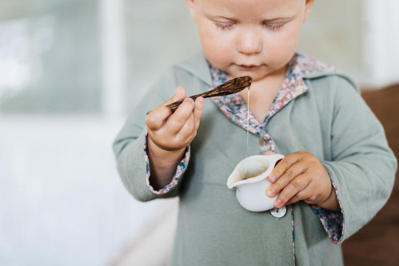 Mierea nu ar trebui dată copiilor sub 1 an din cauza riscului de botulism, însă există și alte alimente la care părinții trebuie să fie atenți, Foto: Shutterstock