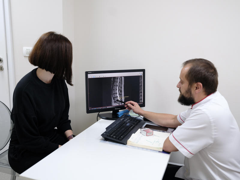 Dr. Alin Pandea, în timpul unei consultații, la Policlinica Regina Maria Pipera, Foto: Regina Maria