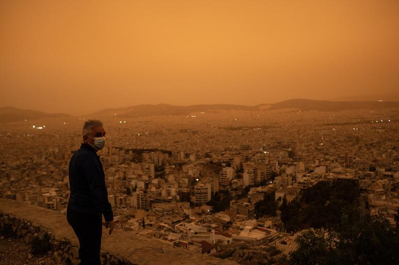 ΒΙΝΤΕΟ Ένα σύννεφο σκόνης από τη Σαχάρα δημιουργεί εξωπραγματικές εικόνες στην Ελλάδα: «Αναμένονται βροχές λάσπης»