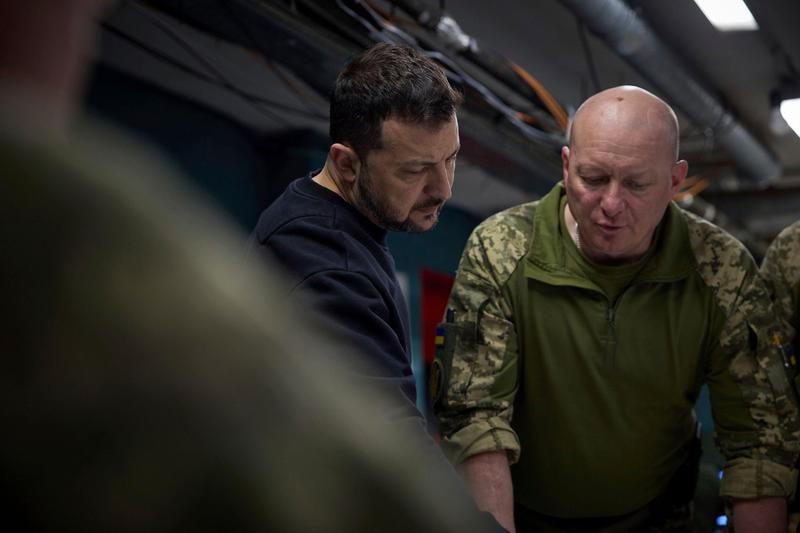 Volodimir Zelenski și generalul Yuriy Sodol discutând despre situația din Ceasov iar, Foto: Ukraine Presidents Office / Alamy / Alamy / Profimedia