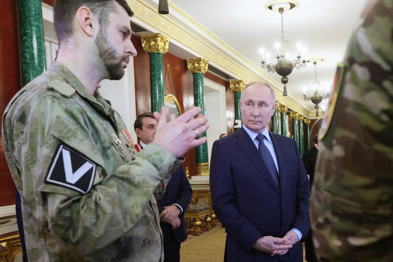 Vladimir Putin alaturi de un grup de soldati rusi invitati la Kremlin, Foto: Gavriil Grigorov / AFP / Profimedia Images