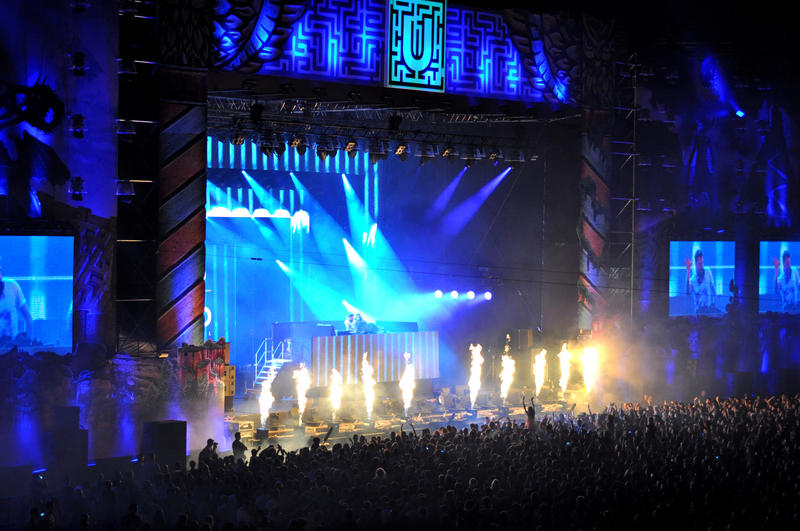 Publicul ridică mâinile la Untold Festival, Foto: Salajean | Dreamstime.com