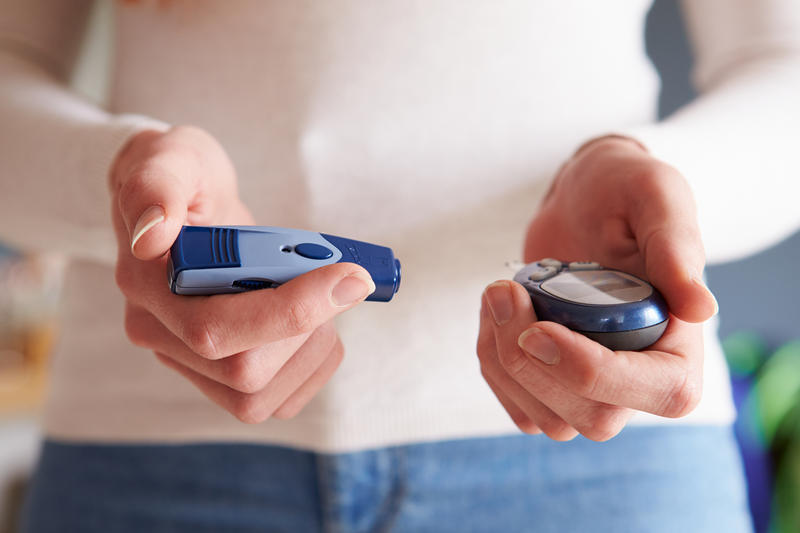 Diabeticii trebuie să își urmărească periodic nivelul glicemiei, Foto: © Monkey Business Images | Dreamstime.com