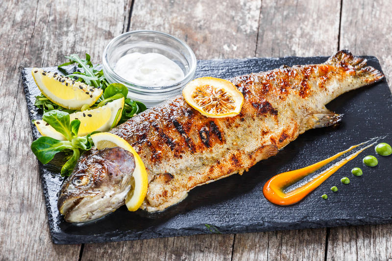 Pește pe masa de Florii, Foto: Valentin Jucov | Dreamstime.com