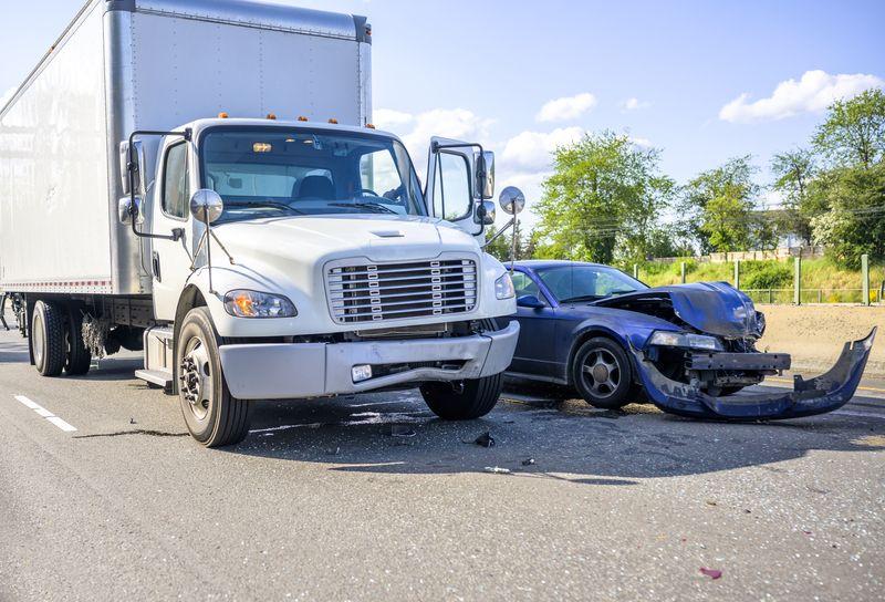 Accident - camion cu remorca, Foto: Vitpho / Dreamstime.com