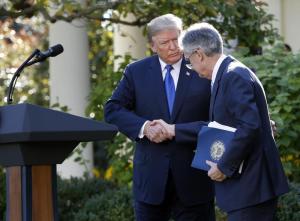 Donald Trump alaturi de Jerome Powell cand a anuntat nominalizarea sa pentru a conduce Fed, Foto: Pablo Martinez Monsivais / Associated Press / Profimedia