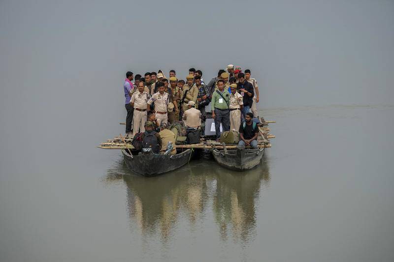 Oficiali electorali indieni traversează râul Brahmaputra pentru a ajunge la o secție de votare, Foto: Anupam Nath / AP / Profimedia