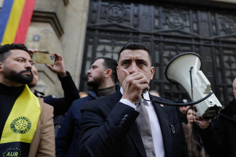 Valentin Florea (stânga) și George Simion la un protest în fața AEP, Foto: Inquam Photos / George Călin