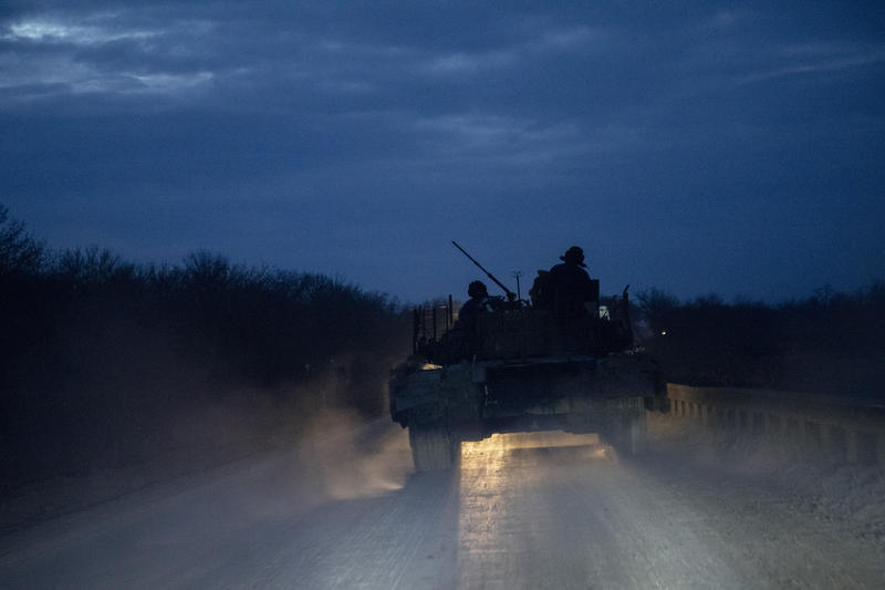 Un tanc ucrainean pe un drum din centrul satului Ocheretyne, în apropiere de Avdiivka, Foto: Narciso Contreras / AFP / Profimedia