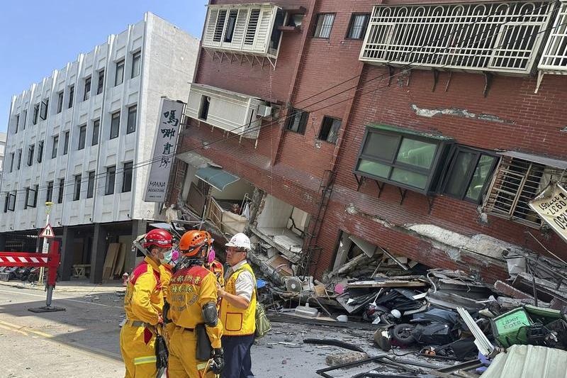 Cutremur devastator în Taiwan. Zeci de clădiri s-au prăbușit, Foto: National Fire Agency. / AP / Profimedia