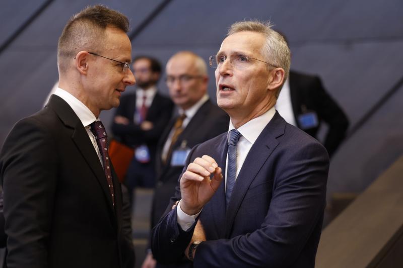 Jens Stoltenberg și Peter Szijjarto, Foto: Geert vanden Wijngaert / AP / Profimedia