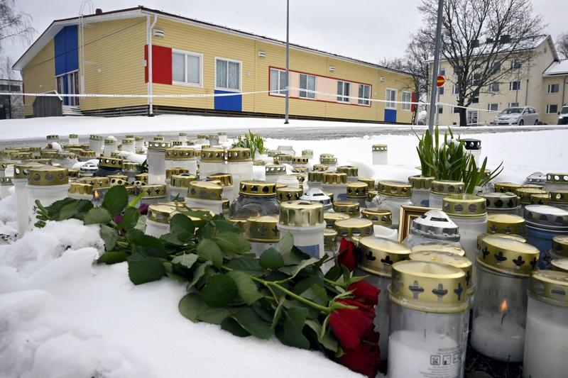 Candele la scoala Viertola unde a avut loc atacul, Foto: Markku Ulander / Shutterstock Editorial / Profimedia