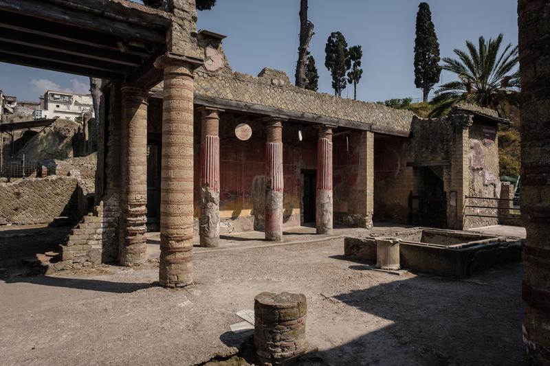 Papirusul a fost descoperit într-o vilă din orașul antic Herculaneum, Foto: Manuel Dorati/NurPhoto / Shutterstock Editorial / Profimedia