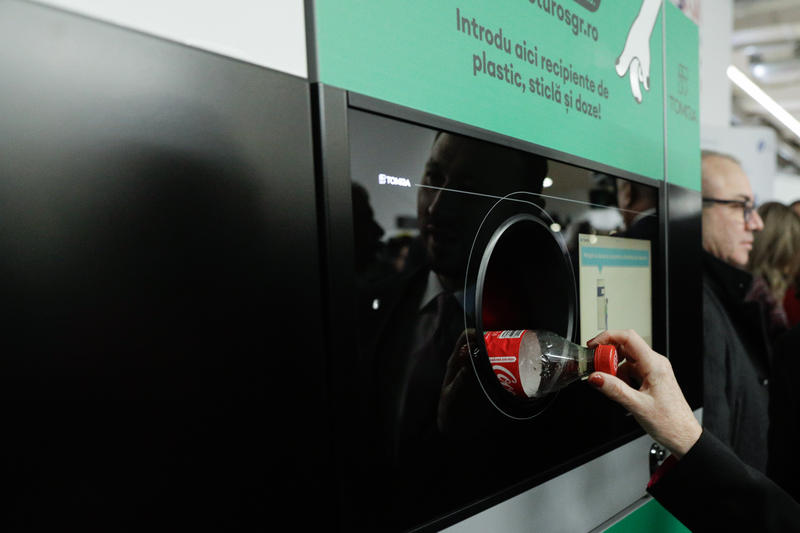 Sistemul Garanţie-Returnare RetuRO la un supermarket din București, Foto: Inquam Photos / George Călin