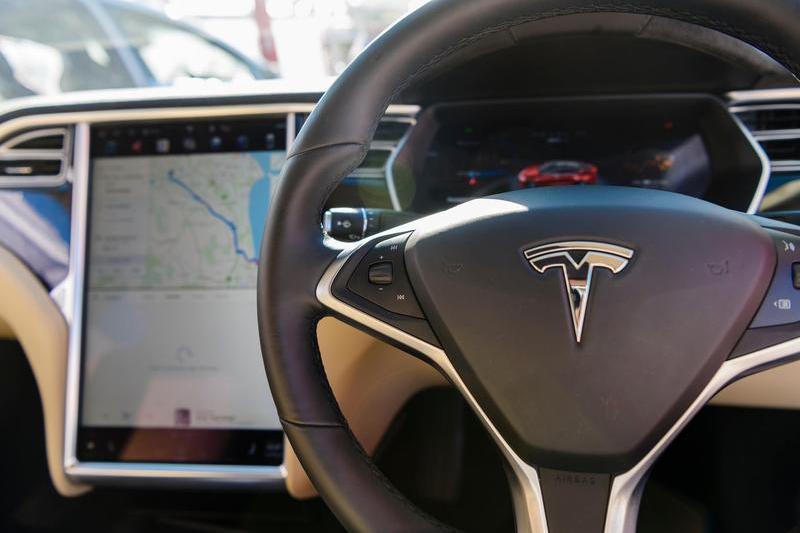 Bordul unei Tesla cu volanul pe dreapta, Foto: Stephen Barnes-Transport / Alamy / Profimedia Images