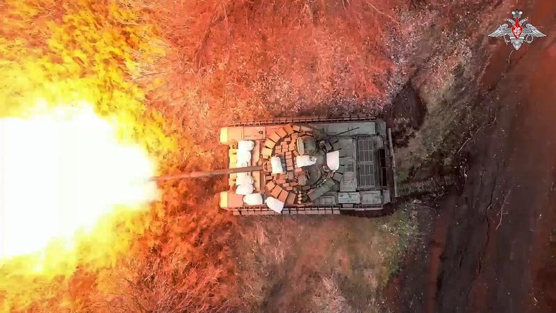 Un tanc rusesc trage asupra pozițiilor ucrainene, Foto: Russian Defense Ministry Press Service / AP / Profimedia