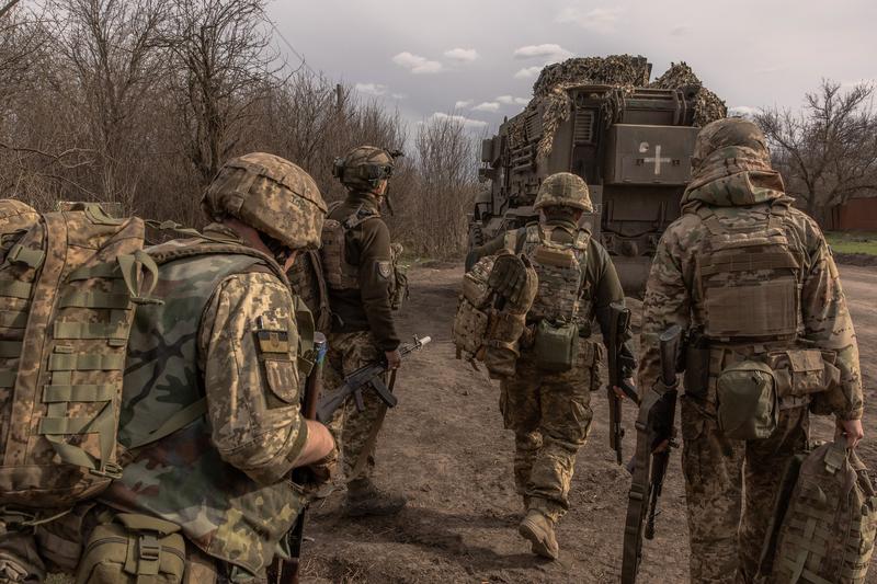 Soldați ucraineni care se pregătesc să plece spre frontul din Avdiivka, regiunea Donețk, Foto: Roman PILIPEY / AFP / Profimedia
