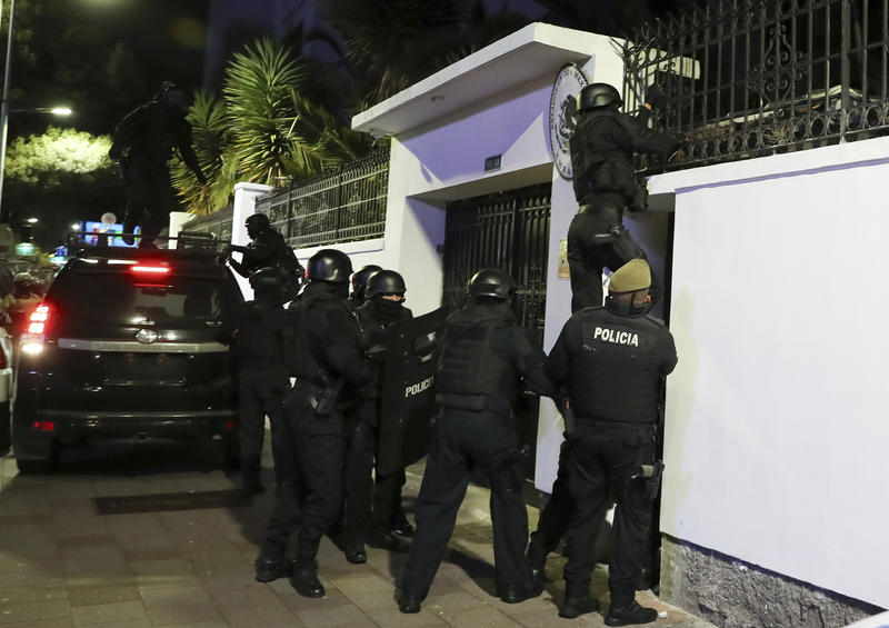 Poliția ecuadoriană a intrat cu forța în ambasada Mexicului din Quito, Foto: David Bustillos / AP / Profimedia