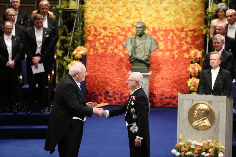 Angus Deaton primind medalia Nobel de la regele Carl Gustaf al Suediei in 2015, Foto: Soren Andersson / AFP / Profimedia Images