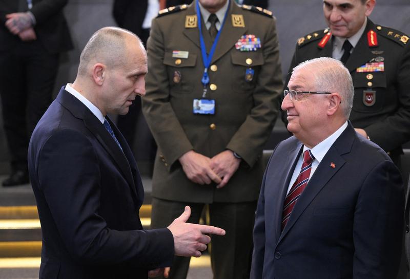 Ivan Anusic (stanga), ministrul croat al apararii, Foto: JOHN THYS / AFP / Profimedia