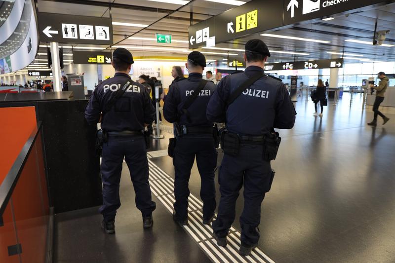 Polițiști pe aeroportul din Viena , Foto: IMAGO / imago stock&people / Profimedia