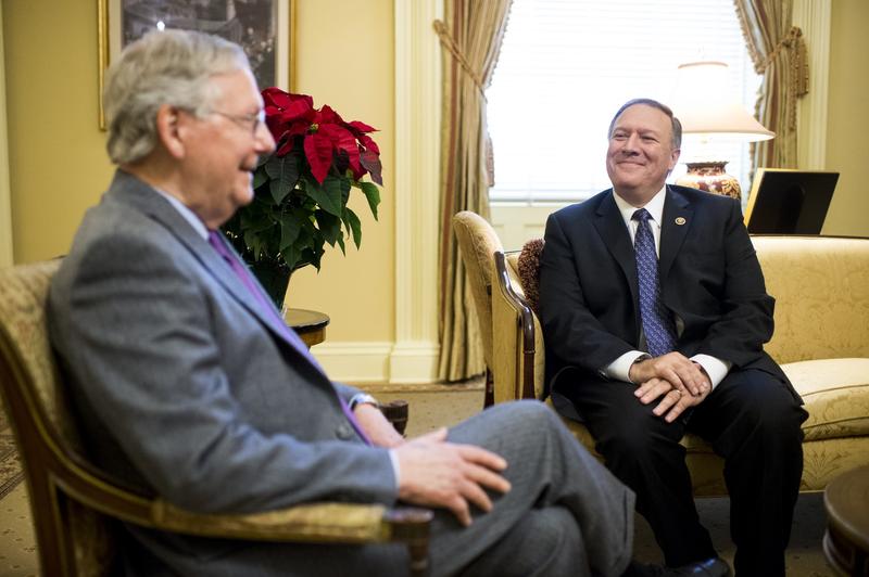 Mike Pompeo alaturi de Mitch McConnell, liderul republicanilor din Senat, Foto: Bill Clark / Associated Press / Profimedia Images