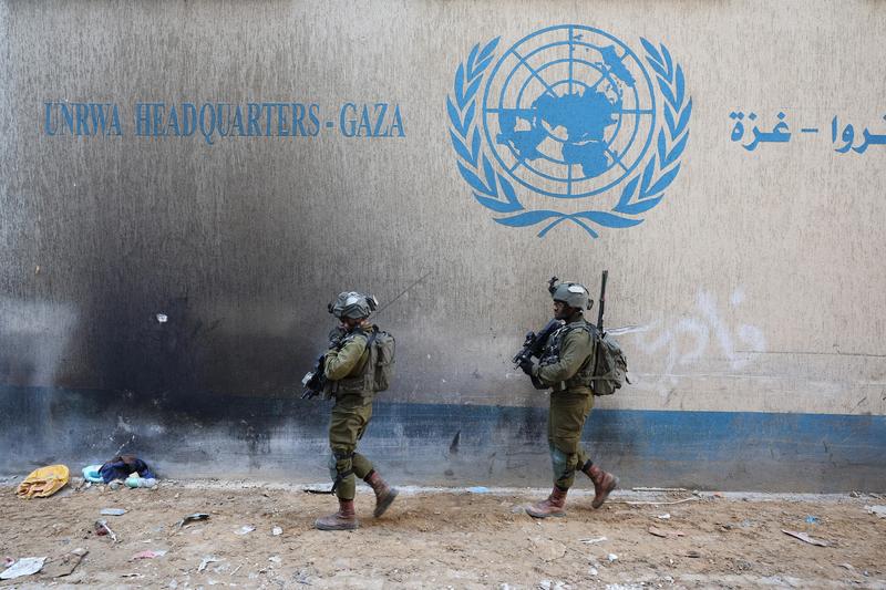 Soldati israelieni in fata unei cladiri evacuate a UNRWA, agentia ONU pentru palestinieni, din Fasia Gaza, Foto: JACK GUEZ / AFP / Profimedia