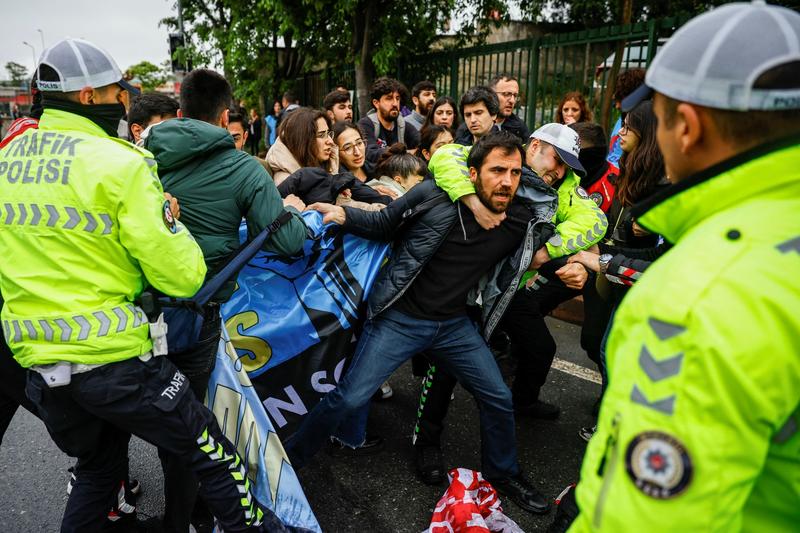 Poliția turcă intercize oamenilor să ajungă în Piața Taksim de 1 Mai, Foto: KEMAL ASLAN / AFP / Profimedia