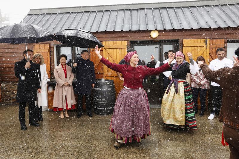 Președinții chinez și francez, alături de soțiile lor, în Pirinei, pe 7 mai 2024, în cea de-a doua zi a vizitei lui Xi Jinping în Franța, Foto: Pool/ABACA / Shutterstock Editorial / Profimedia