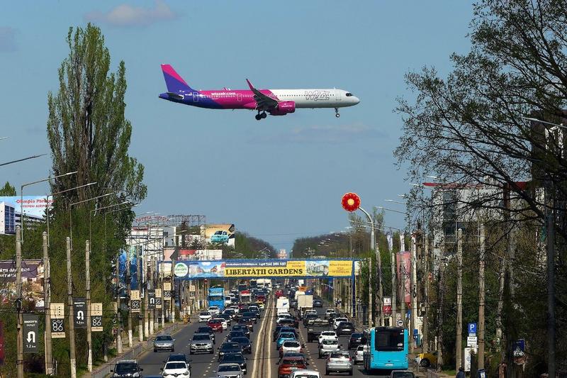 Un avion Wizz Air aterizează pe aeroportul din București, Foto: Icv / Alamy / Profimedia Images