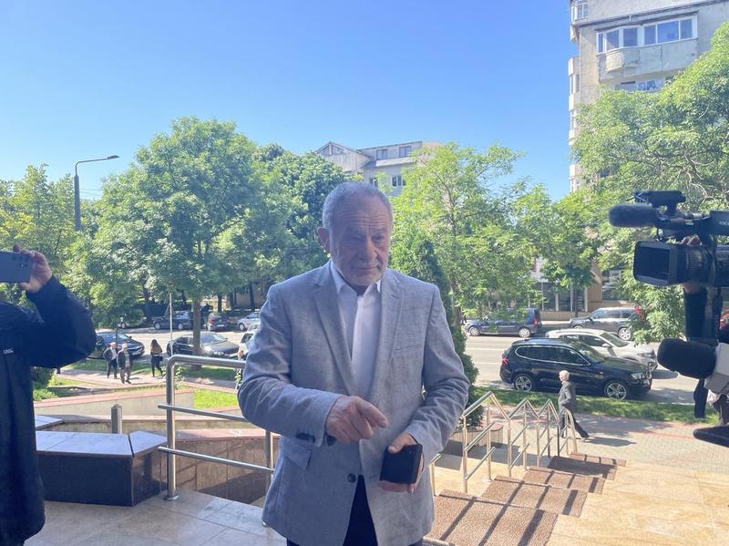 Dumitru Buzatu, la intrarea în Tribunalul Vaslui, Foto: Simona Voicu / HotNews