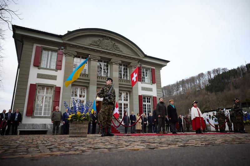 Președintele ucrainean Volodimir Zelenski discută cu președintele Confederației Elvețiene, Viola Amherd, în timpul unei vizite lucru la Berna, pe 15 ianuarie 2024., Foto: Ukraine Presidency via Bestimage / Bestimage / Profimedia