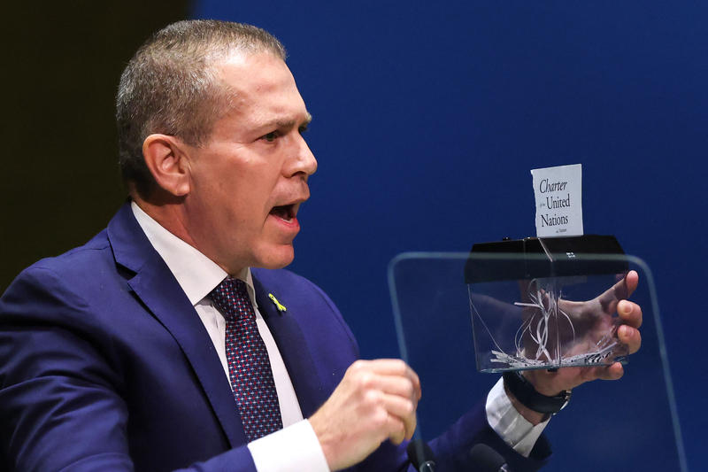 Ambasadorul Israelului la ONU, Gilad Erdan, distruge o copie a Cartei ONU cu un tocator de hartie, Foto: CHARLY TRIBALLEAU / AFP / Profimedia