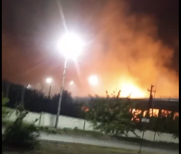 Explozie urmata de incendiu depozit de petrol in Lugansk, ocupata de rusi, Foto: captura video