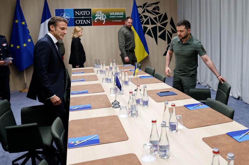 Președintele francez Emmanuel Macron (stânga) și președintele ucrainean Volodimir Zelenski, în cadrul unei întâlniri în marja summitului NATO, la Vilnius, pe 12 iulie 2023., Foto: Ludovic MARIN / AFP / Profimedia
