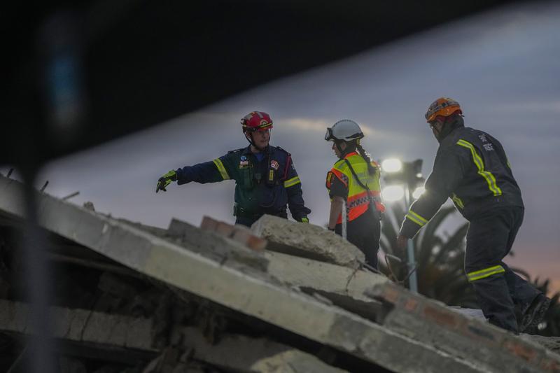 Salvatorii desfășoară operațiuni de căutare după ce o clădire s-a prăbușit în George, Africa de Sud, 8 mai 2024., Foto: Jerome Delay / AP / Profimedia