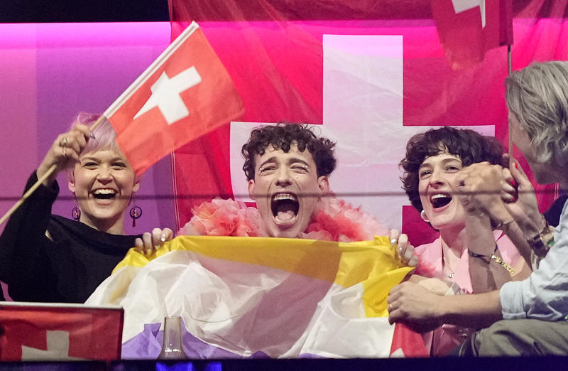 Nemo, reprezentantul Elvetiei, in timp ce sunt anuntate rezultatele votului juriilor nationale la Eurovision 2024, Foto: Martin Meissner / AP / Profimedia