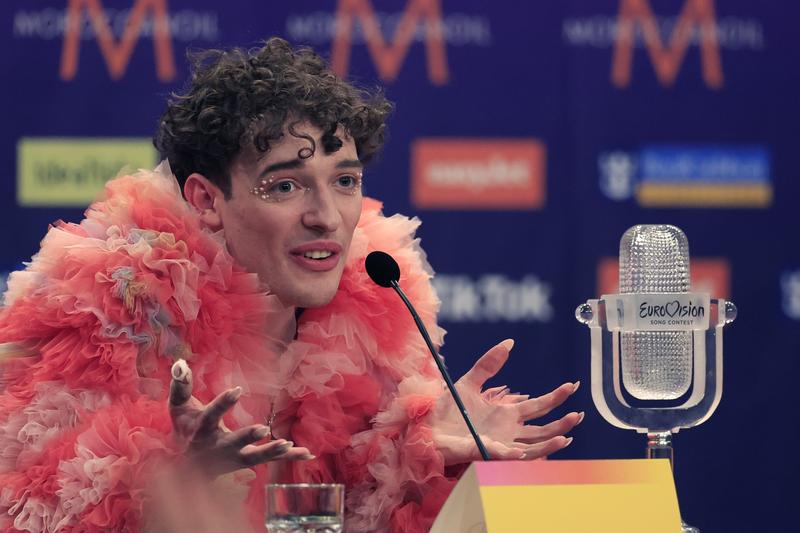 Nemo a spart trofeul câștigat la Eurovision 2024 pe scenă, Foto: Andreas Hillergren/TT/Shuttersto / Shutterstock Editorial / Profimedia