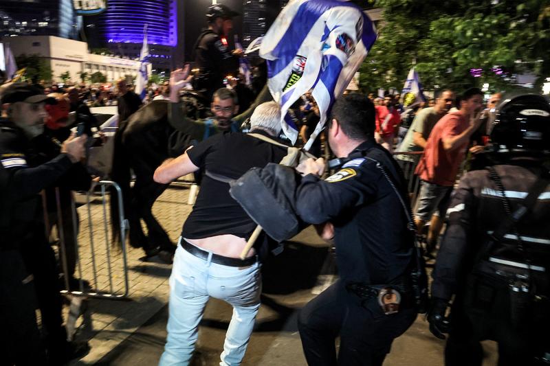 Polițiști israelieni au reținut un bărbat în timpul unui miting al rudelor ostaticilor ținuți în Gaza de Hamas, în fața sediului Ministerului Apărării din Tel Aviv, la 11 mai 2024, Foto: JACK GUEZ / AFP / Profimedia