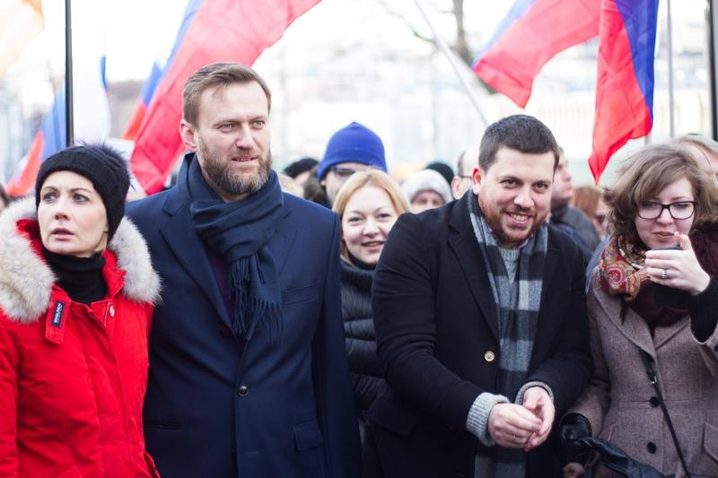 Aleksei Navalnîi, alături de echipa sa la un miting în 2016 în memoria lui Boris Nemțov, Foto: Oleg Kozyrev / Alamy / Alamy / Profimedia